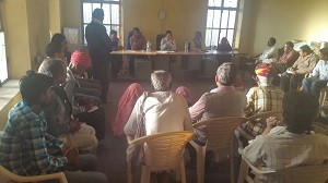 उपखण्ड अधिकारी श्री आशीष गुप्ता ग्राम पंचायत  बड़ाखेड़ा के अटल सेवा केन्द्र में बैठक लेते हुए।