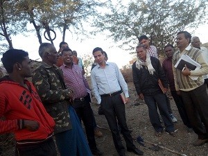 उपखण्ड अधिकारी श्री आशीष गुप्ता ग्राम पंचायत  बड़ाखेड़ा के अटल सेवा केन्द्र में बैठक लेते हुए।