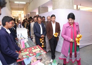 भंवरलाल गोेठी पब्लिक सीनियर सैकण्डरी विद्यालय में विद्यार्थियों द्वारा लगाई गई प्रदर्शनी का अवलोकन  करते विधायक श्री शंकर सिंह रावत, प्रबन्ध निदेशक खाद्य एवं नागरिक आपूर्ति निगम डाॅ.वीणा प्रधान एवं उपखण्ड अधिकारी श्री आशीष गुप्ता। 