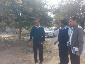 उपखण्ड अधिकारी श्री आशीष गुप्ता, उपखण्ड अधिकारी कार्यालय भवन के निर्माण  के लिए डाक बंगला के समीप स्थित भूमि का अवलोकन करते हुए