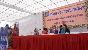 पिछले एक वर्ष के अनुभव साझा करती सरपंच व मंचासीन अथिति