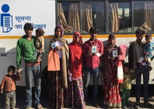 बीपीएल कार्ड दिखाते भावरी गांव के जोगी परिवार के लोग