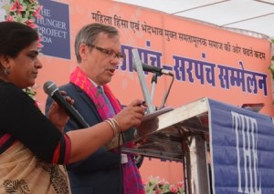 सम्मेलन को सम्बोधित करते नाॅर्वे के राजदूत कैम्स वाॅग
