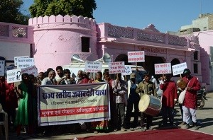 श्रीराम झरोखा के पास नुक्कड़ नाटक प्रस्तुत करते यात्री