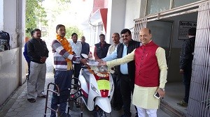 विकलांग षिवराज को स्कुटर सौपते हुए जिला परिषद सीईओं राजेष कुमार चौहान एवं सांसद भूपेन्द्रसिंह यादव के प्रतिनिधि जेके शर्मा।