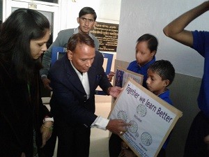 विमदिंत बच्चों की रैली में हौसला अफजाई करती जिला प्रमुख वंदना नोगियां।