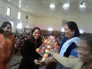 सवित्री गल्स कॉलेज में जिला प्रमुख वंदना नोगियां का स्वागत करती प्राचार्य।