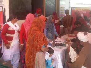कोटड़ा के प्राथमिक स्वास्थ्य केन्द्र पर आयोजित स्वास्थ्य शिविर में चिकित्सक से  परामर्श लेते ग्रामीण