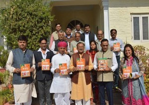 सर्किट हाउस में अजमेर जिला दर्शन पुस्तिका का विमोचन करते प्रभारी मंत्राी प्रो. वासुदेव देवनानी, किशनगढ़ विधायक श्री भागीरथ चैधरी, ब्यावर विधायक श्री शंकर सिंह रावत, पुष्कर विधायक श्री सुरेश सिंह रावत, जिला प्रमुख सुश्री वंदना नोगिया, महापौर श्री धर्मेन्द्र गहलोत, जिला कलक्टर डाॅ. आरूषी मलिक, प्रो. बी.पी.सारस्वत, श्री अरविंद यादव एवं अन्य अतिथि।