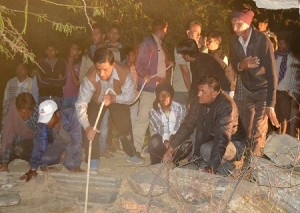 ग्रामीण व दमकलकर्मी कुएं में शव को ढूढ़ते हुए।