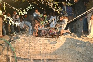 दमकलकर्मी युवरात सिंह कुएं में से शव को लाने जाते हुए।