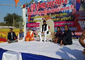 गौसेवा मण्डल ट्रस्ट परिवार द्वारा आयोजित कामधेनु मेडिकल चिकित्सा वार्ड एवं गौ एम्बूलेन्स के लोकापर्ण समारोह में मंचासीन अतिथिगण। 