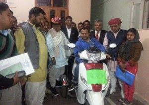 केन्द्रीय जल संसाधन राज्य मंत्राी प्रो. सांवर लाल जाट ने अपने सिविल लाईन्स अजमेर स्थित आवास पर विशेष योग्यजन श्यामसुन्दर को स्कूटर की सहायता दी।