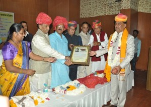 सूचना केन्द्र सभागार में संयुक्त निदेशक श्री प्यारे मोहन त्रिपाठी को सेवानिवृति पर सम्मानित करते केन्द्रीय जल संसाधन एवं गंगा संरक्षण राज्य मंत्राी प्रो. सांवरलाल जाट, जिले के प्रभारी मंत्राी एवं शिक्षा राज्य मंत्राी प्रो. वासुदेव देवनानी, महिला एवं बाल विकास मंत्राी श्रीमती अनिता भदेल,  राजस्थान धरोहर संरक्षण प्रोन्नति प्राधिकरण के अध्यक्ष श्री ओंकार सिंह लखावत, अजमेर नगर निगम महापौर श्री धर्मेन्द्र गहलोत, उप महापौर श्री संपत सांखला एवं अजमेर डेयरी अध्यक्ष श्री रामचन्द्र चैधरी।