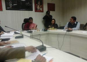महिला एवं बाल विकास राज्य मंत्राी श्रीमती अनिता भदेल बैठक को संबोधित करते हुए।