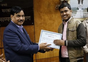 सूचना एवं जनसंपर्क निदेशक अनिल गुप्ता प्रेसनोट लेखन प्रतियोगिता में सहायक जनसंपर्क अधिकारी आशीष कुमार जैन को पुरस्कृत करते हुए।