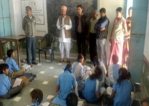 ग्राम पंचायत सुहावा में विद्यार्थियों को स्वच्छता का संदेश देते विशेष दल के सदस्य