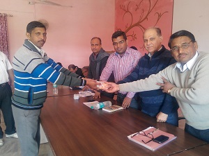 जिला रसद अधिकारी श्री सुरेश, तहसीलदार श्री जी आर बैरवा भामाशाह कार्ड वितरण हेतु ग्राम सेवको देते हुए