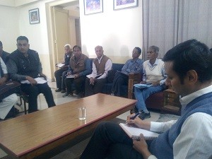  उपखण्ड अधिकारी श्री आशीष गुप्ता डाक बंगला सभाकक्ष में आयोजित बैठक को सम्बोधित करते हुए एवं जनप्रतिनिध व उपस्थित अधिकारीगण।