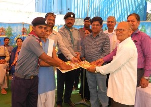 स्काउट गाइड समारोह में श्रेष्ठ स्काउट को पारितोषिक देते हुए अतिथिगण