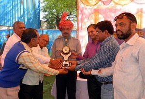 स्काउट गाइड समारोह में संघ सचिव ललित चौहान का सम्मान करते हुए अतिथिगण
