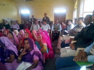 जवाजा पंचायत समिति सभागार में आयोजित जनसुनवाई में उपस्थित स्थानीय जनप्रतिनिधि, अधिकारी व कर्मचारी।