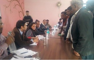 जिला कलक्टर डाॅ.आरूषी मलिक, विधायक श्री शंकरसिंह रावत एवं उपखण्ड अधिकारी श्री आशीष गुप्ता ग्राम पंचायत बड़ाखेड़ा के अटल सेवा केन्द्र में जनसुनवाई करते हुए।