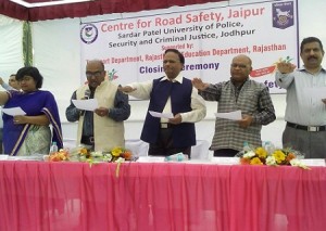 परिवहन राज्य मंत्राी श्री बाबूलाल वर्मा यातायात प्रतिज्ञा करवाते हुए। 