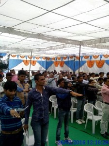 शिक्षकों के लिए सड़क सुरक्षा प्रशिक्षण कार्यशाला में यातायात शपथ लेते हुए संभागी। 