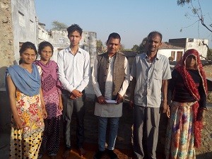 सरोज ,उसकी बहन निरमा ,दूल्हा चन्द्रप्रकाश और माँ बाप