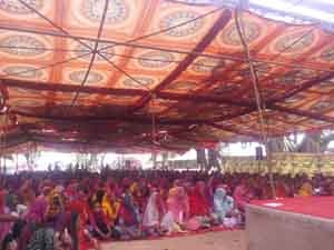महिला एवं बाल विकास राज्यमंत्राी श्रीमती अनिता भदेल ब्यावर उपखण्ड के जवाजा में आयोजित महिला सम्मेलन में महिला स्वयं सहायता समूह को चैक वितरित करते हुए एवं उपस्थित महिलाएं।