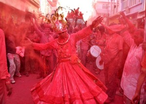 बादशाह की सवारी के आगे झूम-झूमकर नृत्य करता गुलाल में सरोबार बीरबल