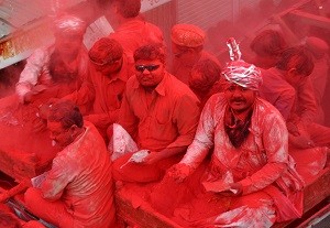 बादशाह की सवारी में ट्रक पर बैठे ढाई दिन के बादशाह बने टोडरमल एवं वजीर