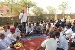 ब्यावर कृषि उपज मंडी में रावत सेना की बैठक में मौजूद रावत सैनिक। 