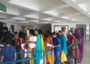 शिविर में जांच एवं परामर्श के लिए नि:शुल्क पंजीयन की कतार में लगे नेत्र रोगी।