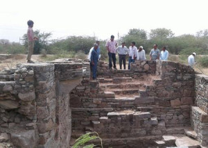मुख्यमंत्राी जल स्वावलम्बन अभियान के तहत अजमेर जिला प्रभारी श्री अबू बकर ग्राम पंचायत देलवाड़ा में शेरा की बावड़ी के जीर्णाेद्धार संबंधी कार्य का अवलोकन करते हुए।