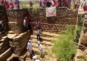 मुख्यमंत्राी जल स्वावलम्बन अभियान के तहत ग्राम पंचायत देलवाड़ा में श्रमदान कर शेरा की बावड़ी की सफाई करते ग्रामवासी।