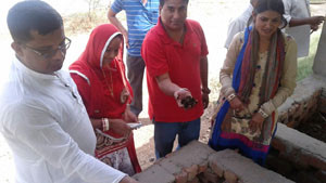 पंचायत समिति जवाजा प्रधान श्रीमती गायत्राी देवी रावत जलग्रहण योजना के तहत जारी वर्मीकम्पोस्ट के कार्य की जानकारी लेते हुए