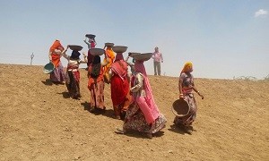 मुख्यमंत्राी जल स्वावलम्बन अभियान के तहत ग्राम पंचायत देलवाड़ा में शेरा की बावड़ी को रिचार्ज करने हेतु मिट्टी के बन्ध की खुदाई कर श्रमदान करती ग्रामवासी महिलाएं। 
