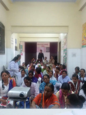 जवाजा में आयोजित बायोमेडिकल वेस्ट संबंधी कार्यशाला में प्रशिक्षण देते बीसीएमओ डाॅ.सी.पी.कुमावत एवं उपस्थित चिकित्सा विभाग के कर्मचारी।