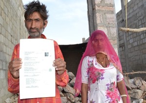पीडि़त अशोक कुमार अपने भूखण्ड की रजिस्ट्री दस्तावेज के साथ