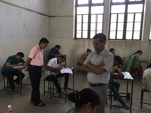 राजस्थान लोक सेवा आयोग के अध्यक्ष डाॅ. ललित के.पंवार अजमेर के एक परीक्षा केन्द्र पर आरएएस व      आरटीएस परीक्षा कक्ष का अवलोकन करते हुए।