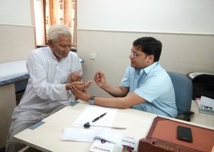पुष्कर रोड, अजमेर स्थित मित्तल हॉस्पिटल में आयोजित न्यूरो सर्जरी पर नि:शुल्क परामर्श शिविर में मरीजों को देखते न्यूरो सर्जन डॉ. सिद्धार्थ वर्मा।