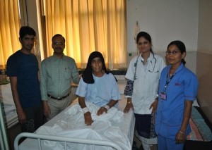 मित्तल हॉस्पिटल अजमेर में कैंसर रोग विशेषज्ञ डॉ. प्रशांत शर्मा से उपचार लाभ लेने के उपरांत प्रसन्न मुद्रा में मरीज श्रीमती भगवानी देवी।