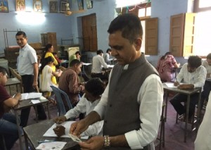 राजस्थान लोक सेवा आयोग के अध्यक्ष डाॅ. ललित के पंवार अजमेर के एक परीक्षा केन्द्र पर परीक्षार्थी का         फोटो आईडी चैक करते हुए