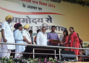 अजमेर जिला प्रमुख वन्दना नोगिया को पुरूस्कार प्रदान करते हुए केन्द्रीय मंत्री चैधरी विरेन्द्र सिंह एवं निहालचन्द मेघवाल