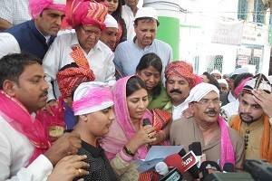 मुख्यमंत्राी श्रीमती वसुन्धरा राजे की ओर से अजमेर दरगाह में भेजी गई चादर चढ़ाने के पश्चात दरगाह के बुलन्द दरवाजे से मुख्यमंत्राी का संदेश पढ़ते हुए मदरसा बोर्ड अध्यक्ष मेहरूनिशां टांक। साथ में जिले के प्रभारी एवं शिक्षा राज्य मंत्राी प्रो. वासुदेव देवनानी, महिला एवं बाल विकास मंत्राी श्रीमती अनिता भदेल, मदरसा बोर्ड अध्यक्ष मेहरूनिशां टांक, वक्फ बोर्ड अध्यक्ष श्री अबुबकर नकवी, राजस्थान धरोहर संरक्षण एवं प्रोन्नति प्राधिकरण के अध्यक्ष श्री औंकार सिंह लखावत एवं अन्य  जनप्रतिनिधि।