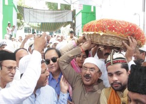 मुख्यमंत्राी श्रीमती वसुन्धरा राजे की ओर से अजमेर दरगाह में चादर पेश करने जाते हुए शिक्षा राज्य मंत्राी प्रो. वासुदेव देवनानी एवं अन्य जनप्रतिनिधि। 