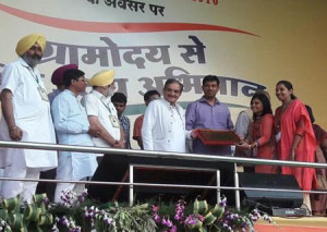 अजमेर जिला प्रमुख वन्दना नोगिया को पुरूस्कार प्रदान करते हुए केन्द्रीय मंत्री चौधरी विरेन्द्र सिंह एवं निहालचन्द मेघवाल