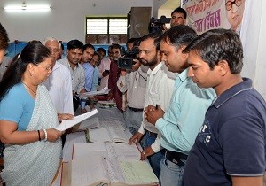 मुख्यमंत्री श्रीमती वसुन्धरा राजे बिठूर (अजमेर) में शिविर का अवलोकन करते हुए।